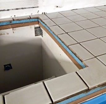 Rundt om hullet til vasken er der en del tilskæringsarbejde Rundt om hullet til vasken er der en del tilskæringsarbejde